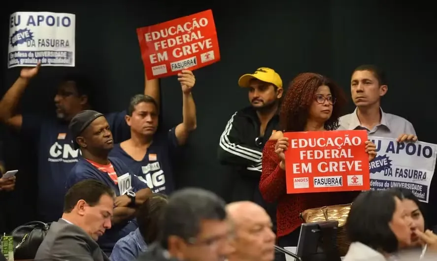 Instituições de ensino superior entram em greve por falta de reajuste salarial