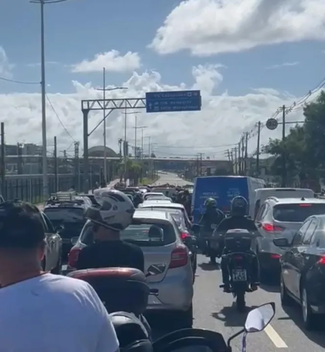 Via foi completamente fechada por manifestantes