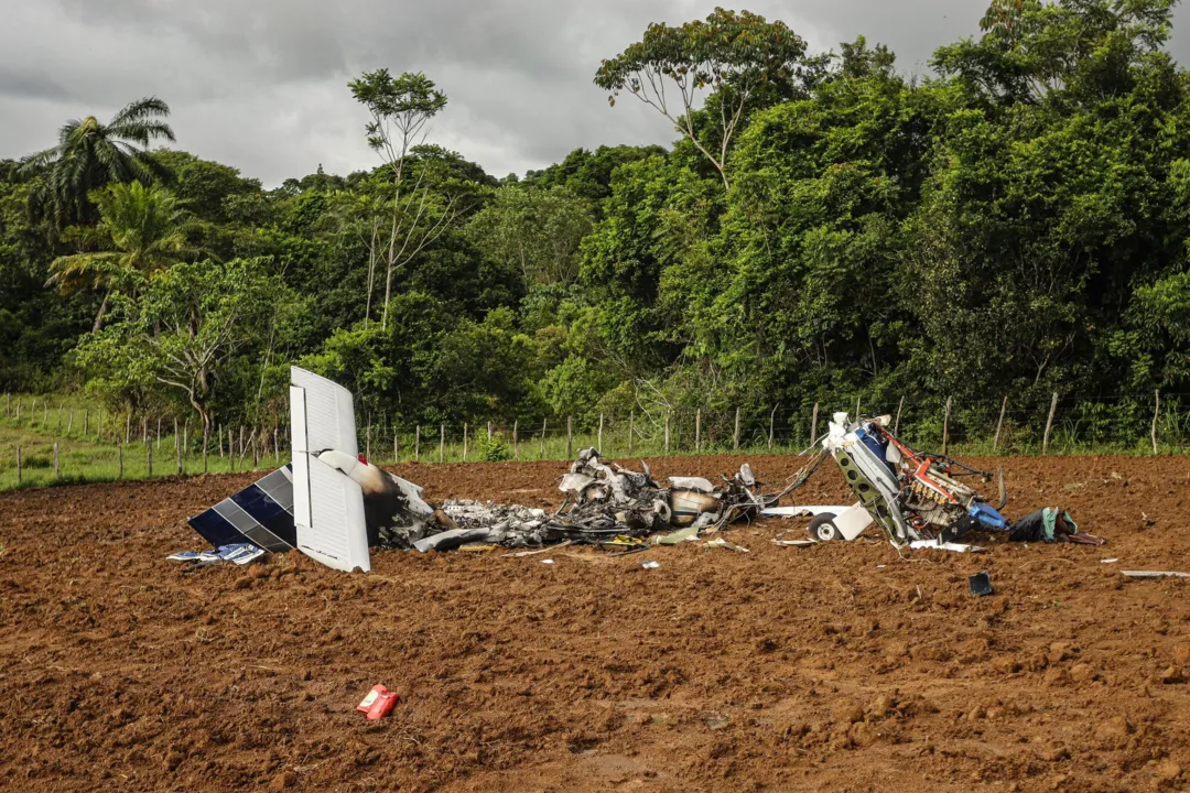 Aeronave caiu por volta das 10h30 desta quinta-feira