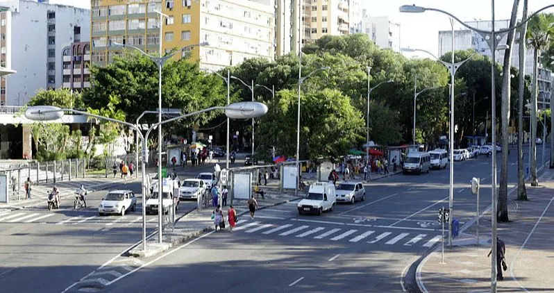 Imagem ilustrativa da imagem Queima de fios feita por dependentes químicos assusta Centro da cidade