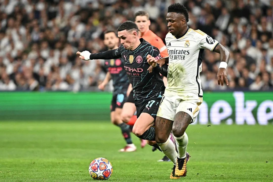 Foden e Vinícius Júnior disputam bola em Real Madrid x Manchester City