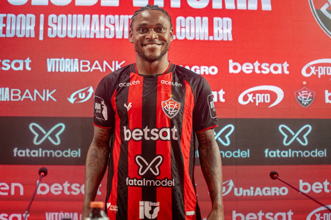 Luiz Adriano foi apresentado nesta terça-feira, 12