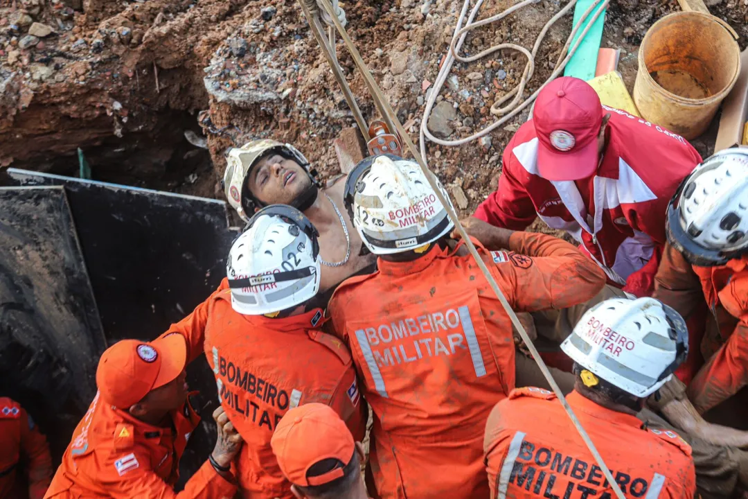 Momento em que Corpo de Bombeiros resgata operário