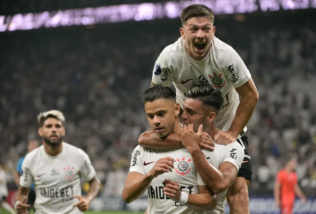 Romero comemora gol com Fausto Vera, Rodrigo Garro e Yuri Alberto ao fundo