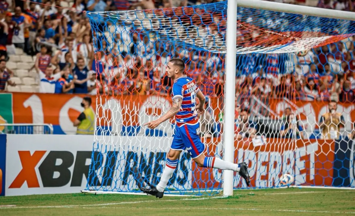 Thiago Galhardo com a camisa do Fortaleza