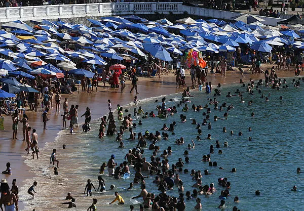 Mesmo com previsão de quedas de chuva esporádicas, vai dar pra curtir uma praia