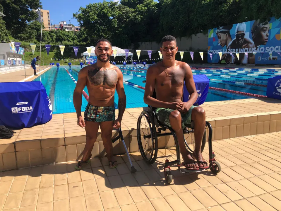 Marcos Paulo, à esquerda, paratleta da natação