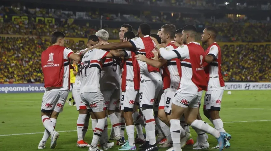 Jogadores do São Paulo comemoram gol