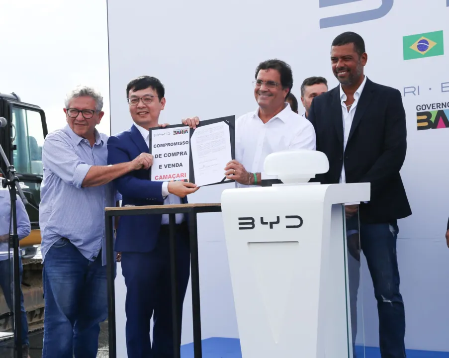 Secretário Ângelo Almeida ao lado de Tyler Lee (CEO da BYD)