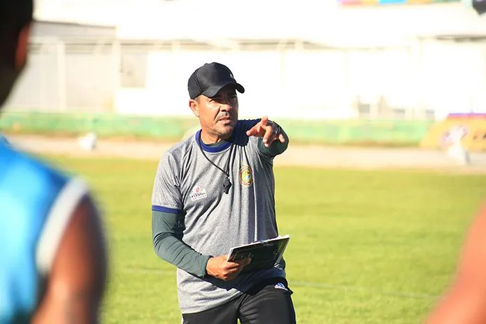 Técnico Evandro Guimarães durante atividade com o elenco da Juazeirense