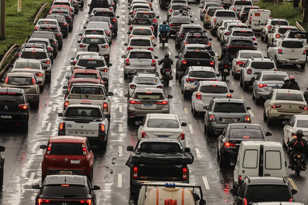 O congestionamento e pontos de alagamento também são vistos na Av. Bonocô