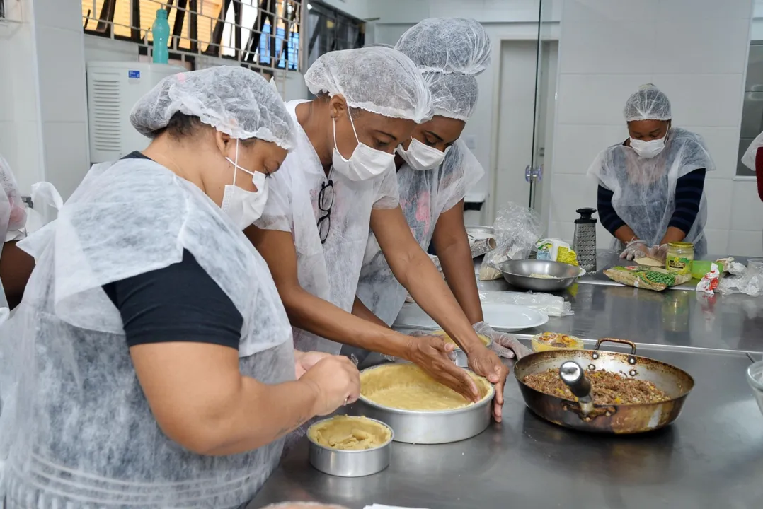 Oficina de culinária, ensinando o preparo de quiches e tortas e de bem-casados