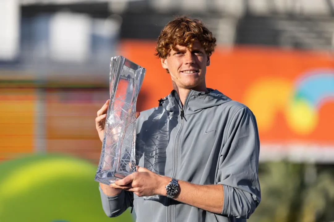 Sinner com troféu de Masters 1000 de Miami