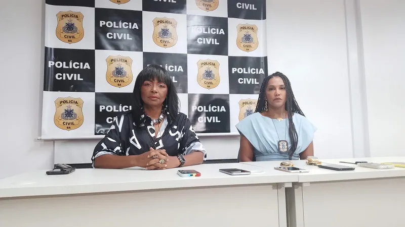 A diretora do Departamento de Polícia Metropolitana, delegada Christiane Inocência, e a titular da 14ª Delegacia Territorial (DT/Barra), delegada Mariana Ouais, em entrevista coletiva