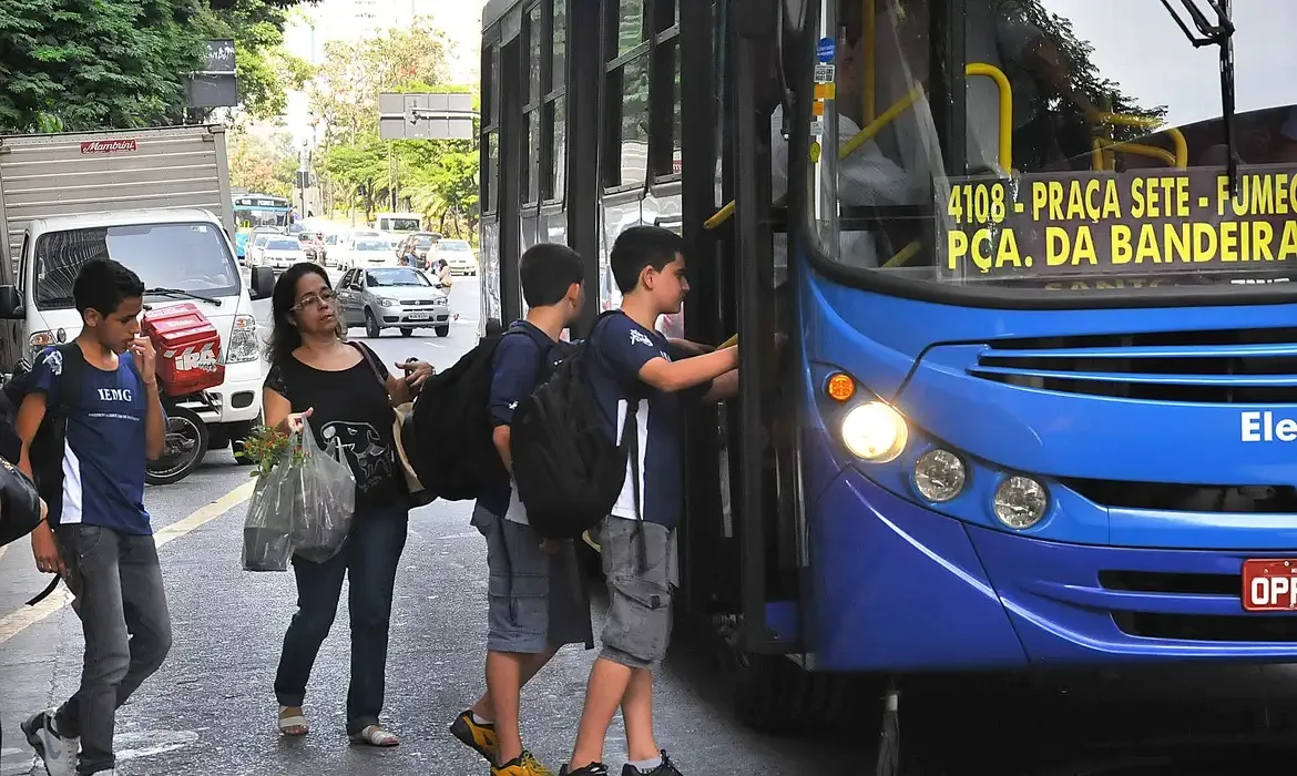 O levantamento comparou a quantidade de passageiros antes e depois da adoção do passe livre em 12 cidades