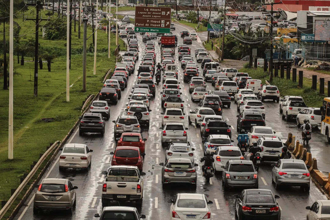 Motoristas que trafegam pela Avenida Paralela enfrentam lentidão desde a saída da Av. Caribé