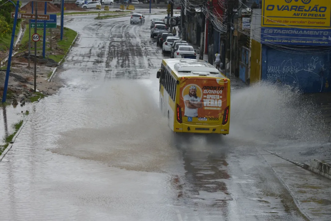 Por causa do grande volume de chuva que atingiu Salvador, alguns bairros registraram alagamentos