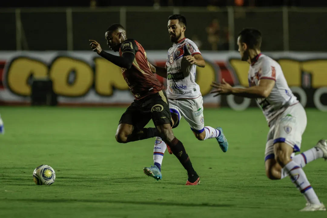 Dudu em disputa de bola com adversários