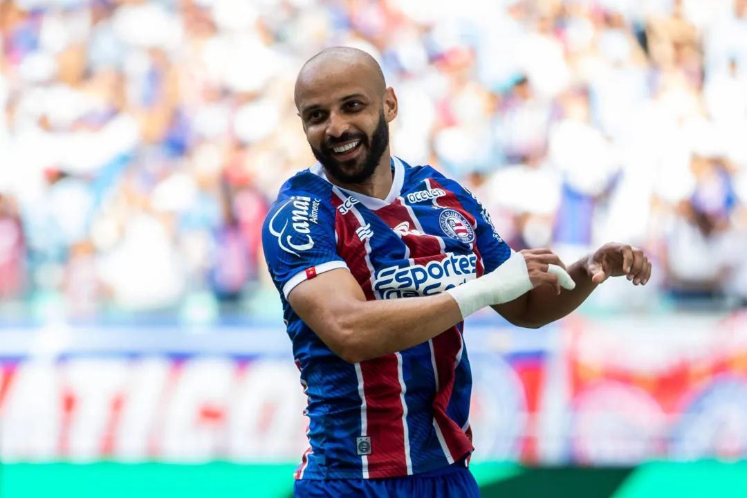 Thaciano comemora gol com a camisa do Bahia