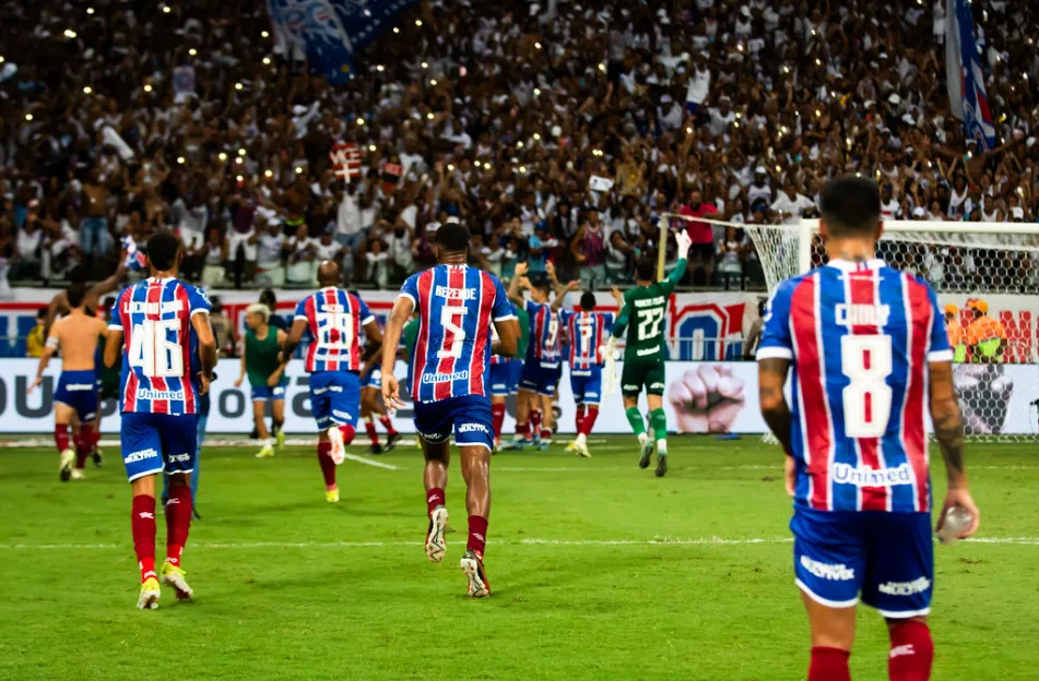 Jogadores do Bahia comemoram triunfo contra o Vitória.