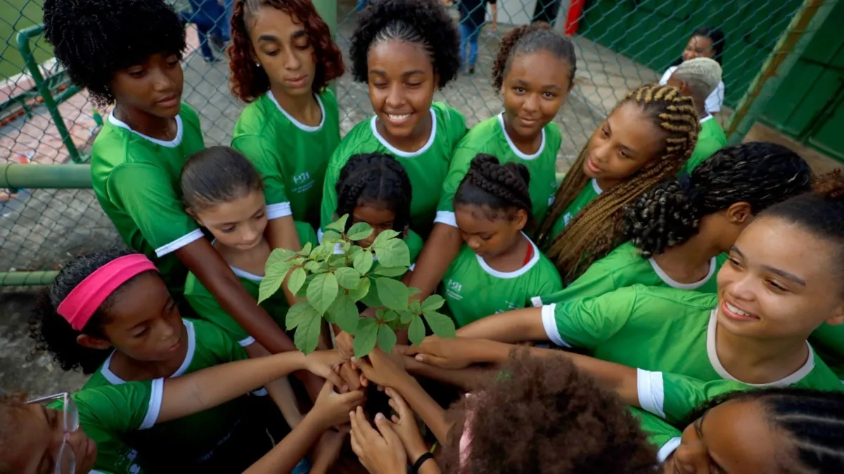 Imagem ilustrativa da imagem Time feminino de futebol faz plantio de árvores em Pituaçu