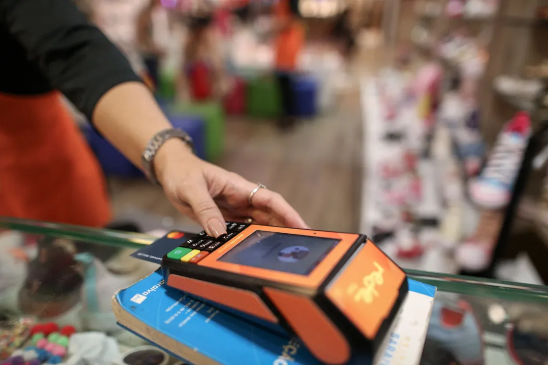 Consumidores em shopping de Salvador