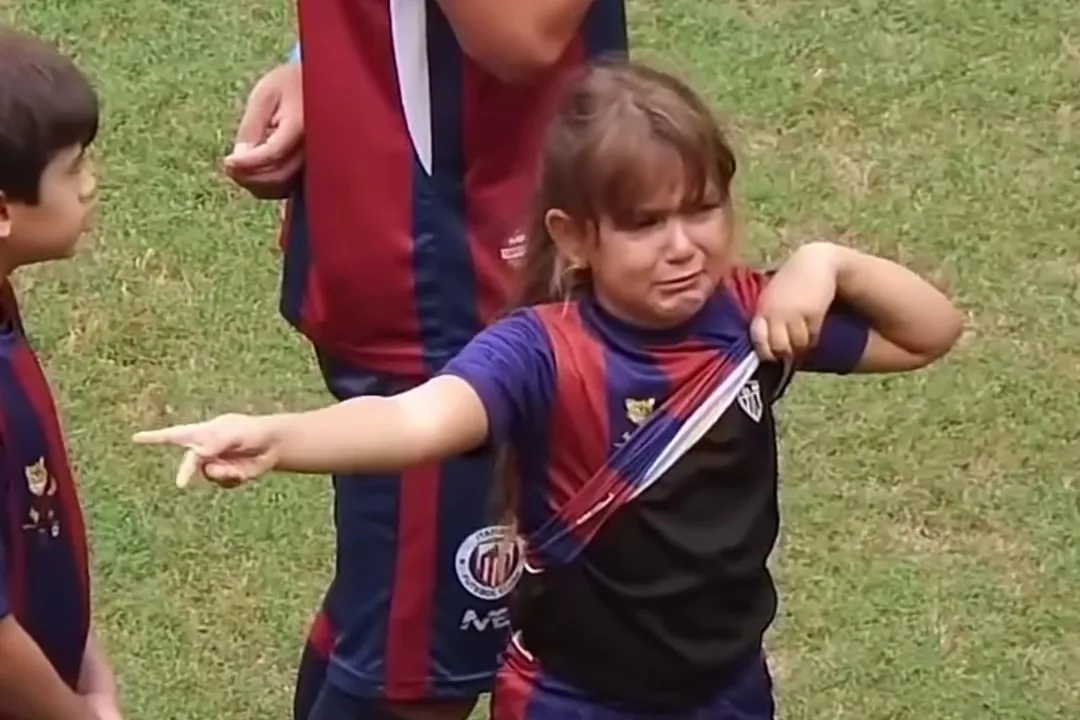 Bianca chora ao entrar em campo com jogadores do Itabirito