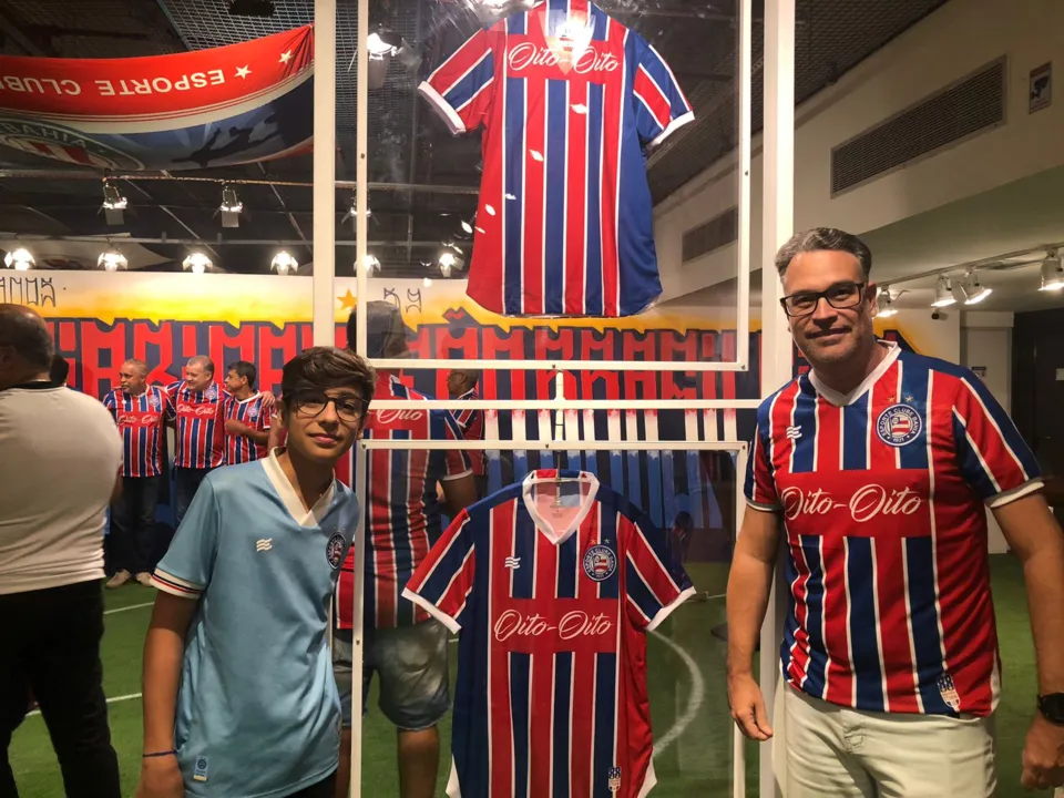 Felipe de 14 anos e seu pai Rõmulo durante a exposição Esquadrão Eterno