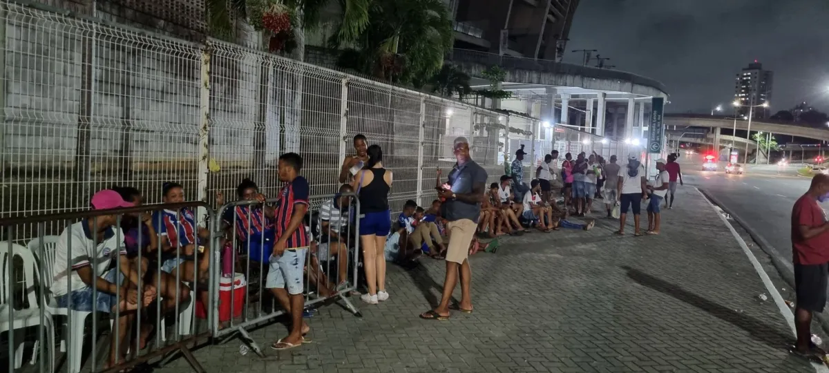 Torcedores formam fila nos arredores da Fonte Nova e devem dormir no local para garantir ingresso