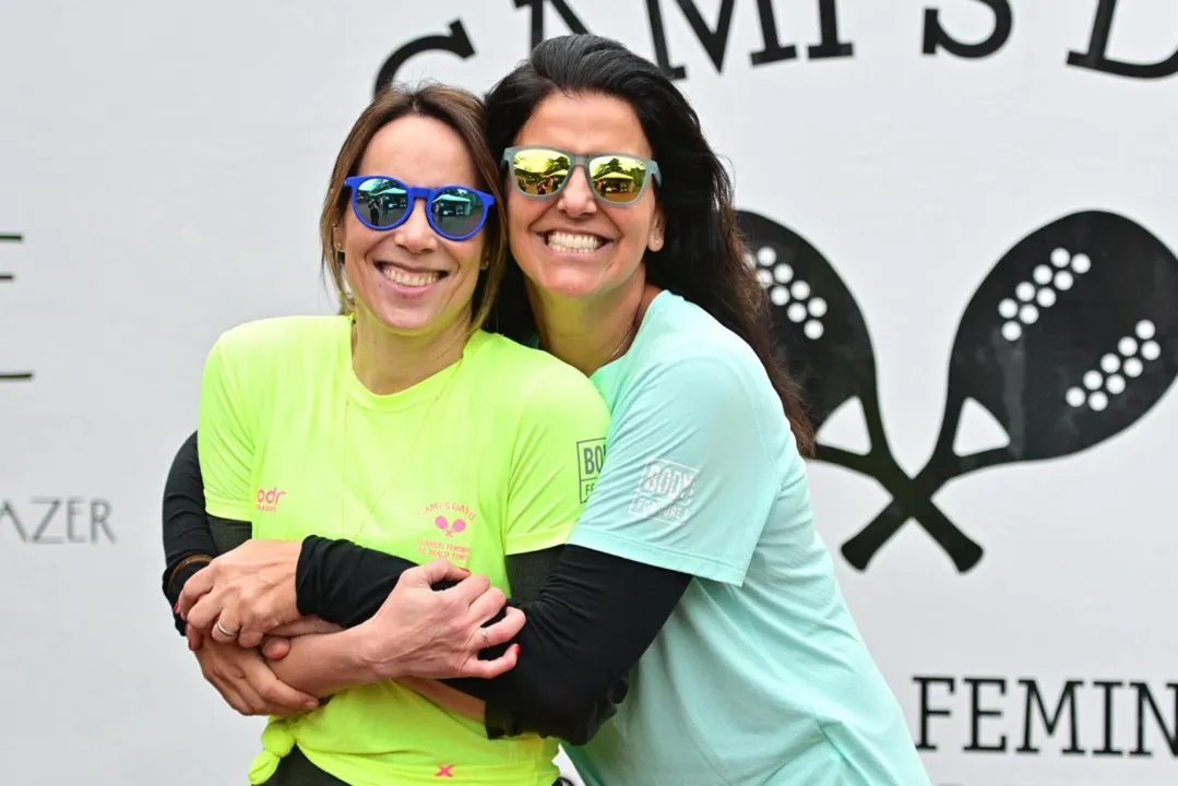 Camila Aun e Camila de Vivo promovem o "Cami´s Day Bahia", que conta com bandas, yoga e massagem