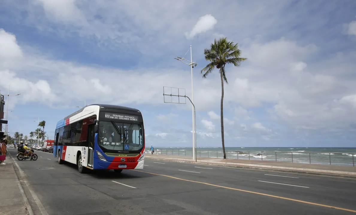 CADERNO MOBILIDADE

ÔNIBUS ELÉTRICOS., Veículos desse tipo produzidos pela BYD já estão em operação e são responsáveis pelo transporte de passageiros da região do Subúrbio de Salvador.

Na foto: Ônbius elétrico que faz integração com o metrô na avenida Octávio Mangabeira

Foto: Olga Leiria / Ag. A TARDE

Data: 11/08/2023