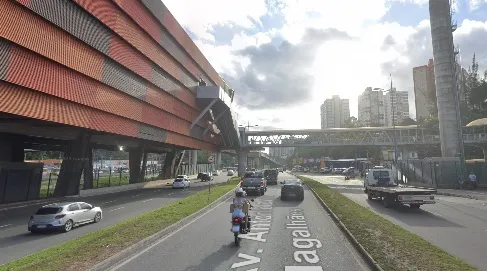 A opção de tráfego para os motoristas na noite desta quinta é seguir no sentido BR-324 e retornar no Shopping Bela Vista para acesso ao Bonocô ou Rótula do Abacaxi