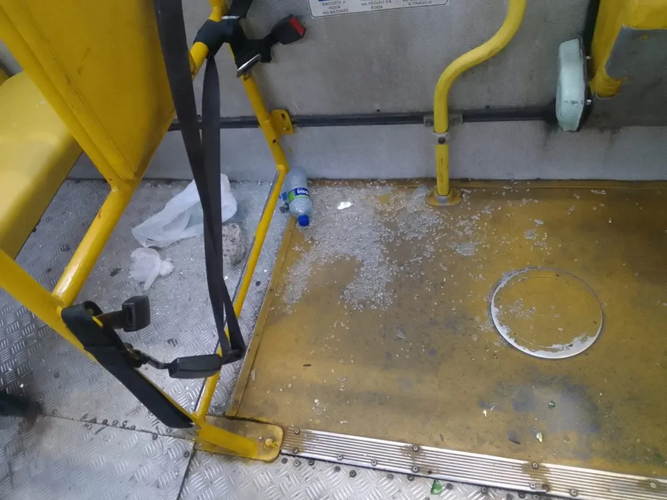 Imagem ilustrativa da imagem Três ônibus foram destruídos a caminho da Fonte Nova durante o BAVI