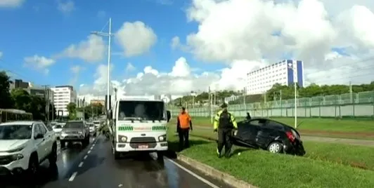 Agentes da Superintendência de Trânsito de Salvador (Transalvador) estão no local