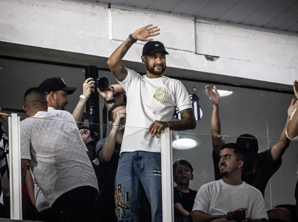 Neymar assistindo jogo do Santos