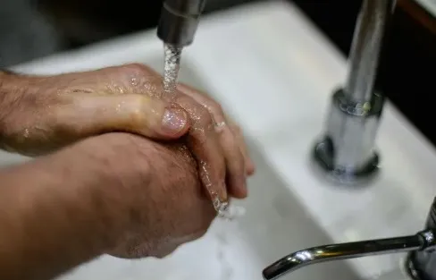 De acordo com a Embasa, as equipes estão trabalhando no reparo emergencial na linha distribuidora de água