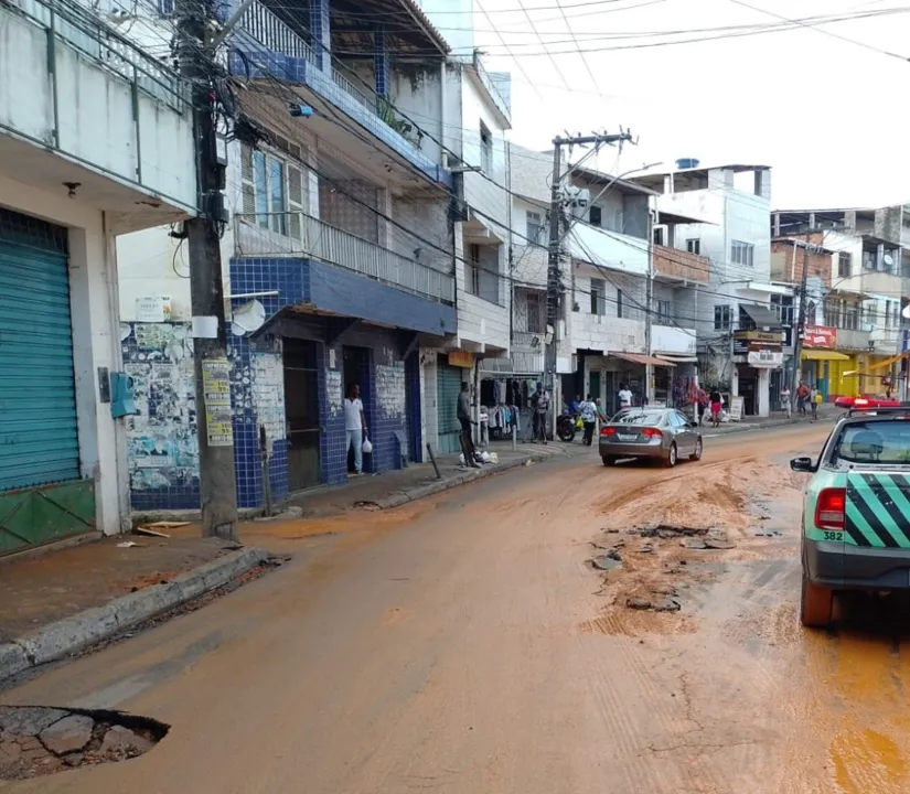 Tubulação estoura no fim de linha do bairro de Santa Cruz