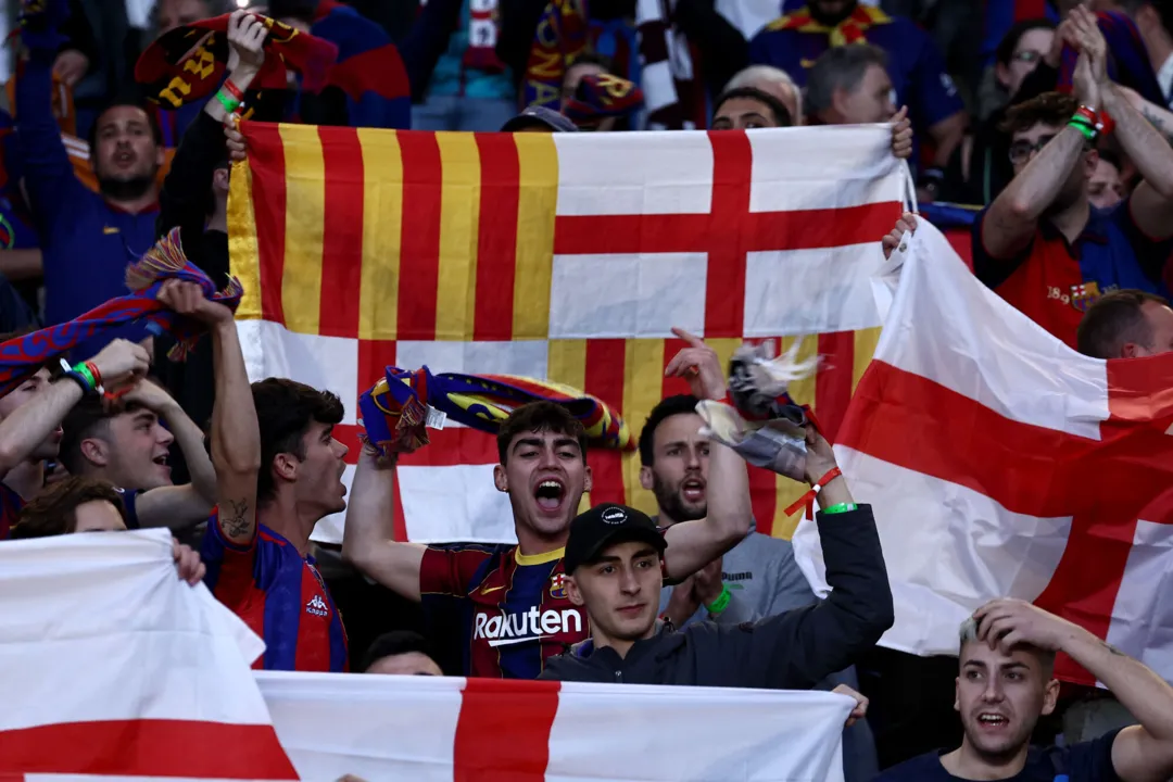 Torcida do Barcelona presente no Parc des Princes