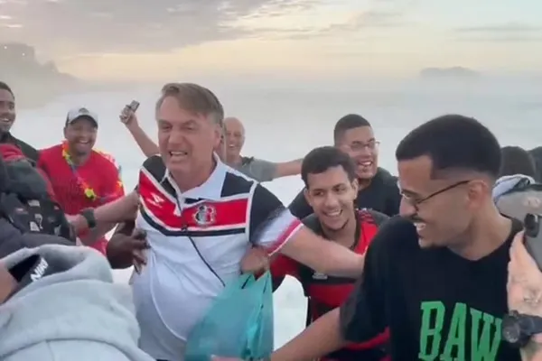 Militantes conseguiram impedir que Bolsonaro caísse sob a força da onda
