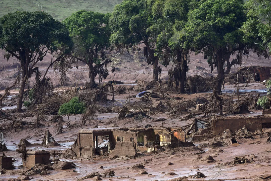 Vista de casas destruídas após o rompimento de uma barragem na vila de Bento Rodrigues, em Mariana, em Minas Gerais, Brasil