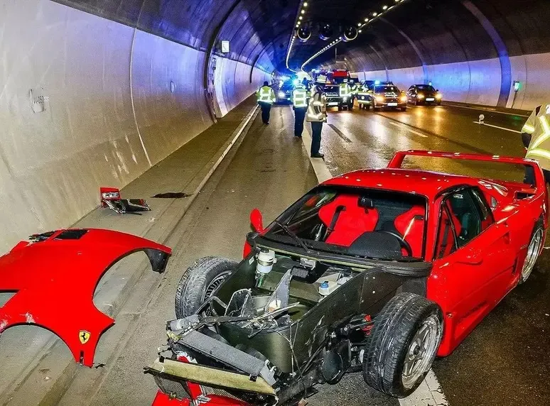 Carro estava à venda na concessionária onde vendedor trabalhava.