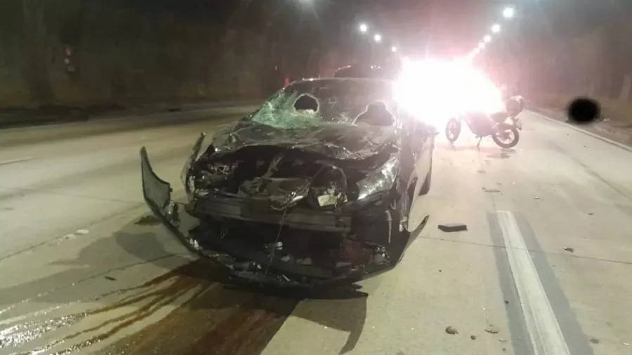 Ventilador caiu na faixa 2 do Rodoanel e atingiu primeiramente um Toyota Corolla