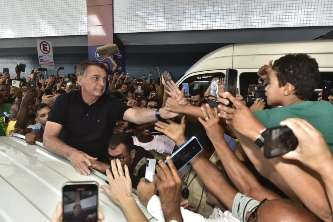 Imagem ilustrativa da imagem Vídeo: Bolsonaro é recebido por apoiadores no aeroporto de Salvador