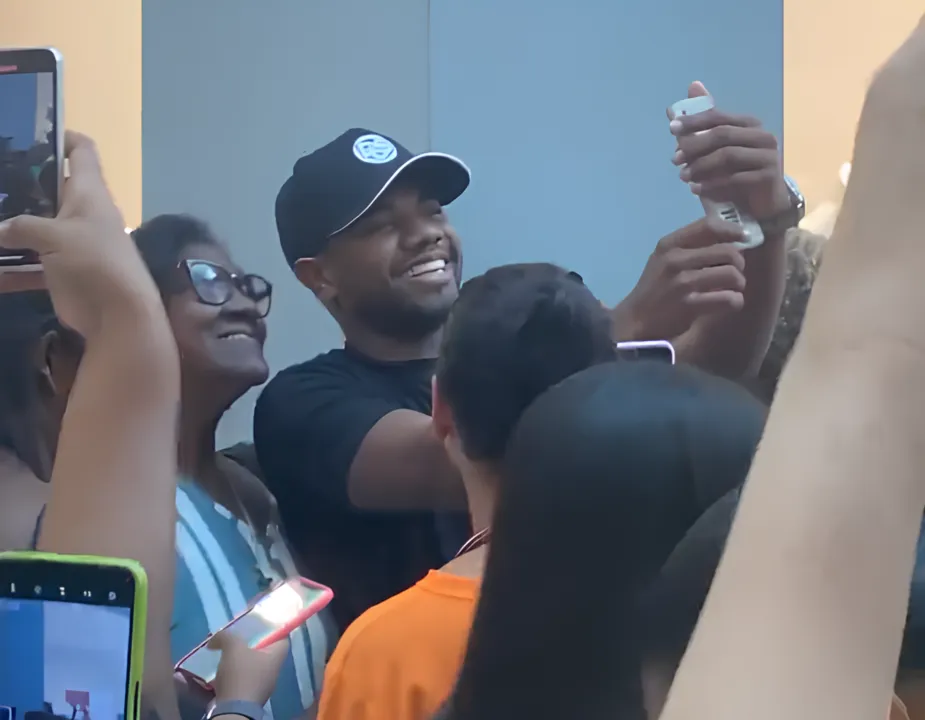 Imagem ilustrativa da imagem Vídeo: Davi tira foto com fãs durante passeio por shopping em Salvador