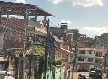 Imagem ilustrativa da imagem Vídeo: Eletricista recebe descarga elétrica na Suburbana