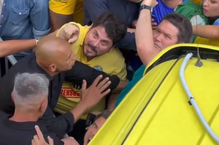 Imagem ilustrativa da imagem Vídeo: Marcos do Val é barrado de subir no trio de Bolsonaro