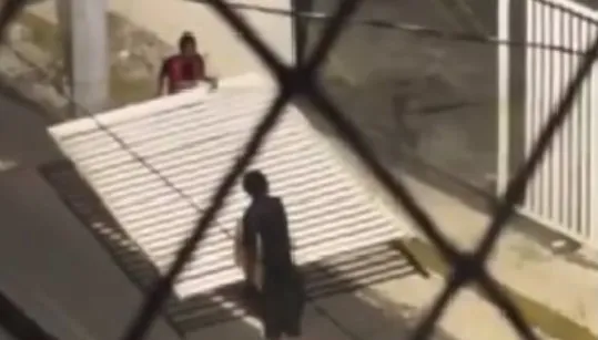 Imagem ilustrativa da imagem Vídeo: assaltantes furtam portão de laboratório no Costa Azul