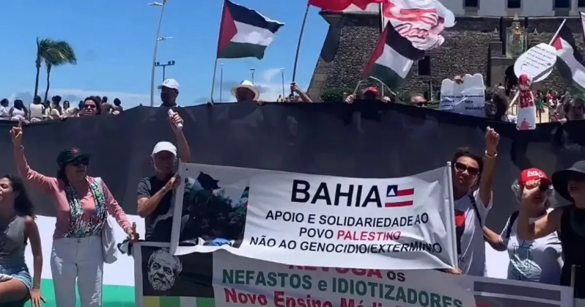 Manifestantes estavam com cartazes estendidos