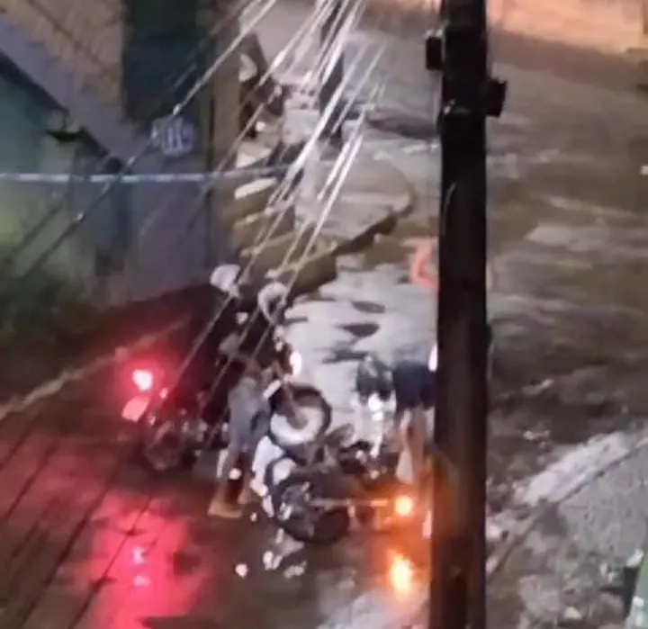 Momento em que motociclista é rendido pelos criminosos