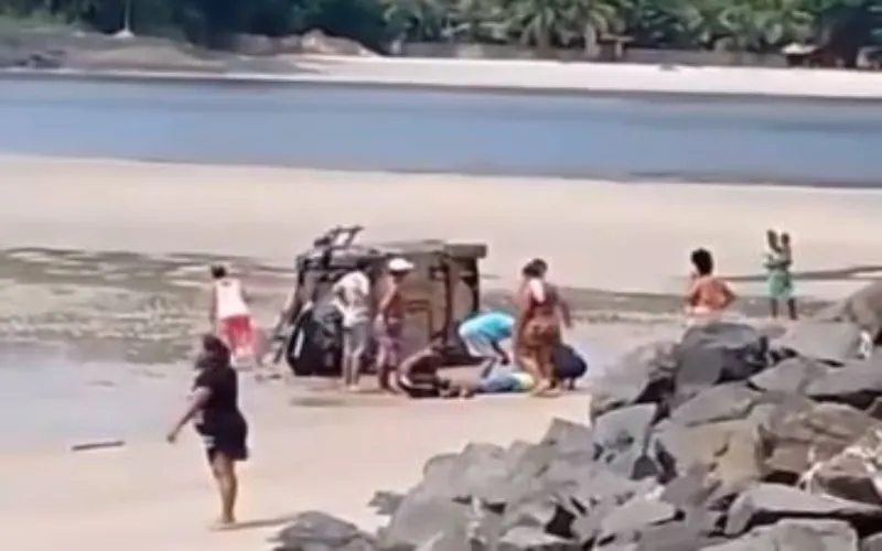 Carro ficou destruído